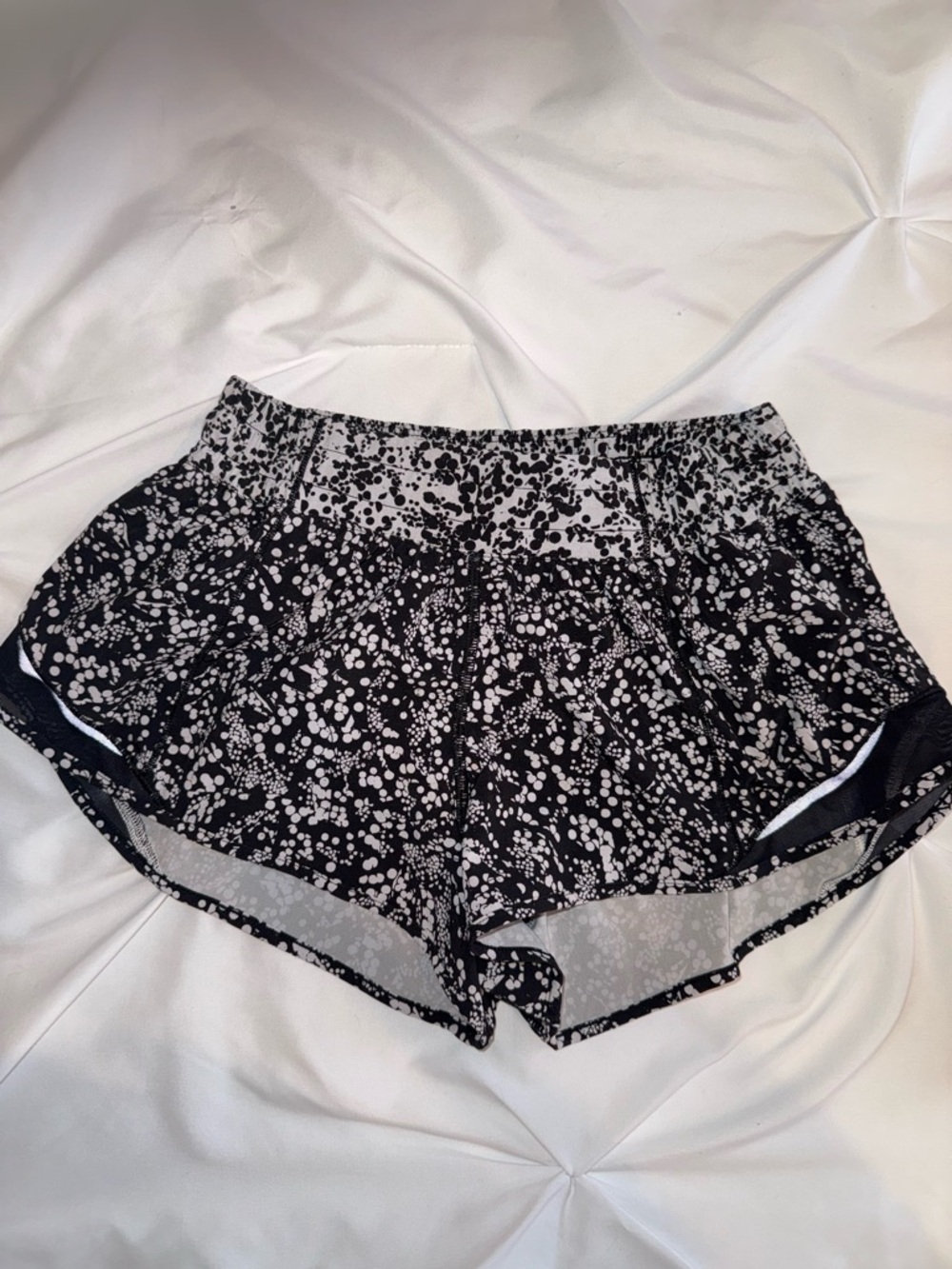 Lululemon low rise hotty hot shorts 2.5